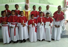 Ministranti con sacerdote